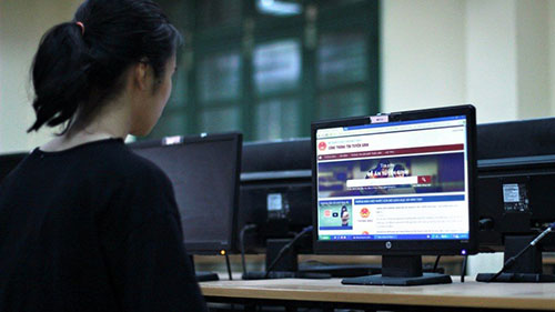 Thí sinh thay đổi nguyện vọng trên hệ thống trực tuyến tại trường THPT Nguyễn Thị Minh Khai, Bắc Từ Liêm, Hà Nội.