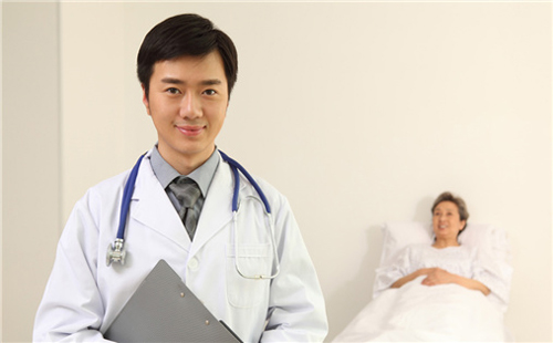 Một người bác sĩ giỏi cần có những đức tính cần thiết nào?