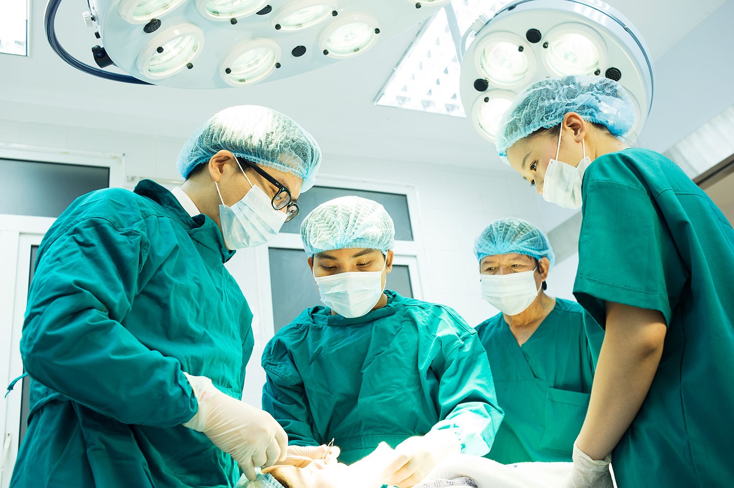 Làm người bác sĩ cần phải hết sức thận trọng trong công việc