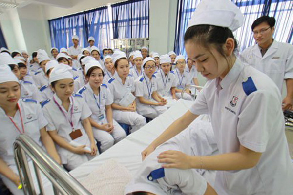 Cuộc sống của sinh viên ngành y có khác biệt những gì?