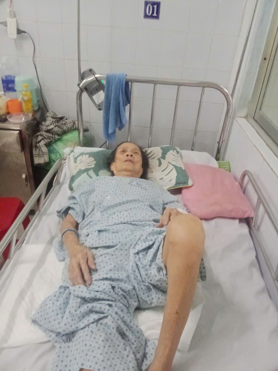 AI CÒN MẸ, XIN HÃY BIẾT MÌNH ĐANG HẠNH PHÚC Một người con viết về mẹ khi mẹ đang nằm trên giường bệnh