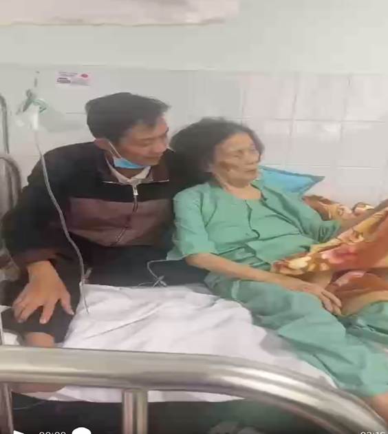 Con trai út chăm sóc Mẹ trong những ngay Mẹ đau nằm viện