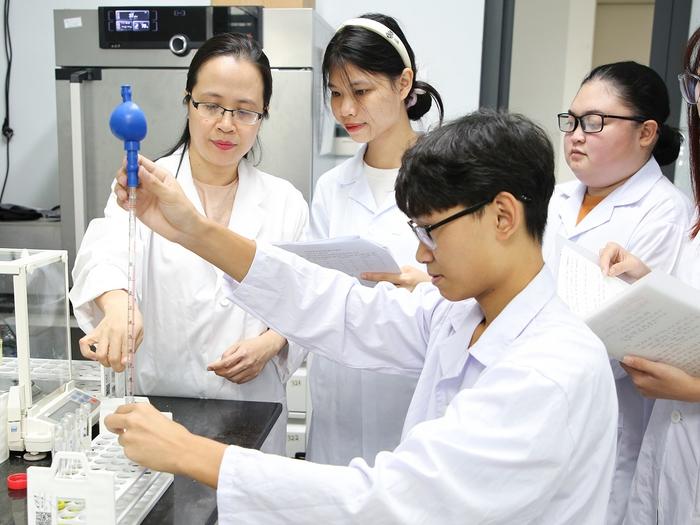 Nữ giảng viên trên giảng đường